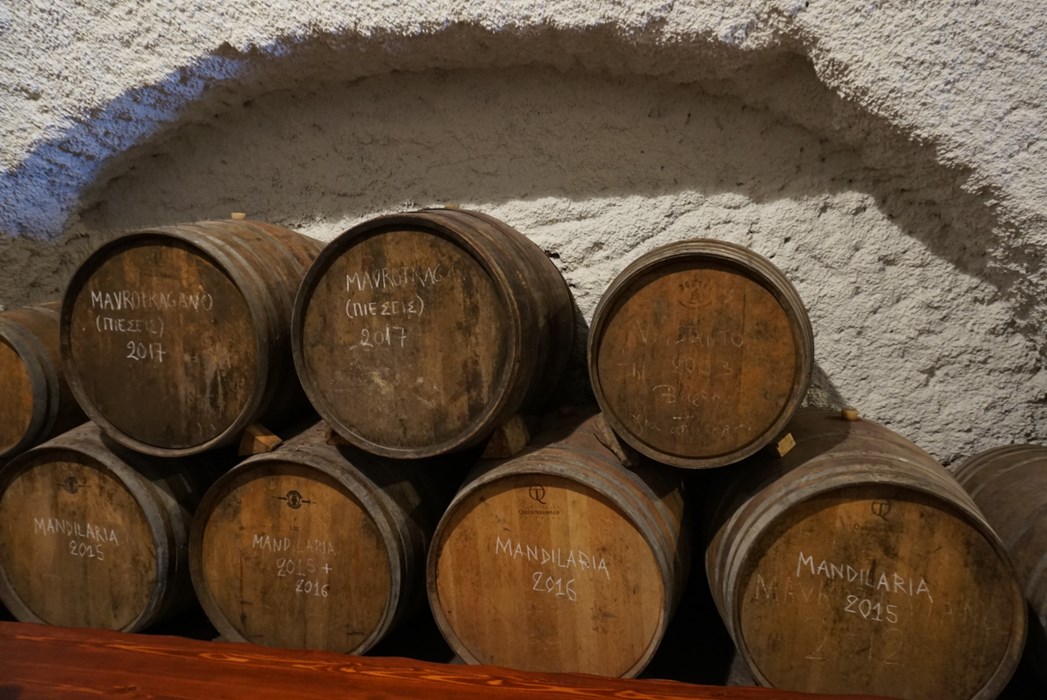 Taste Assyrtiko and Vinsanto wine